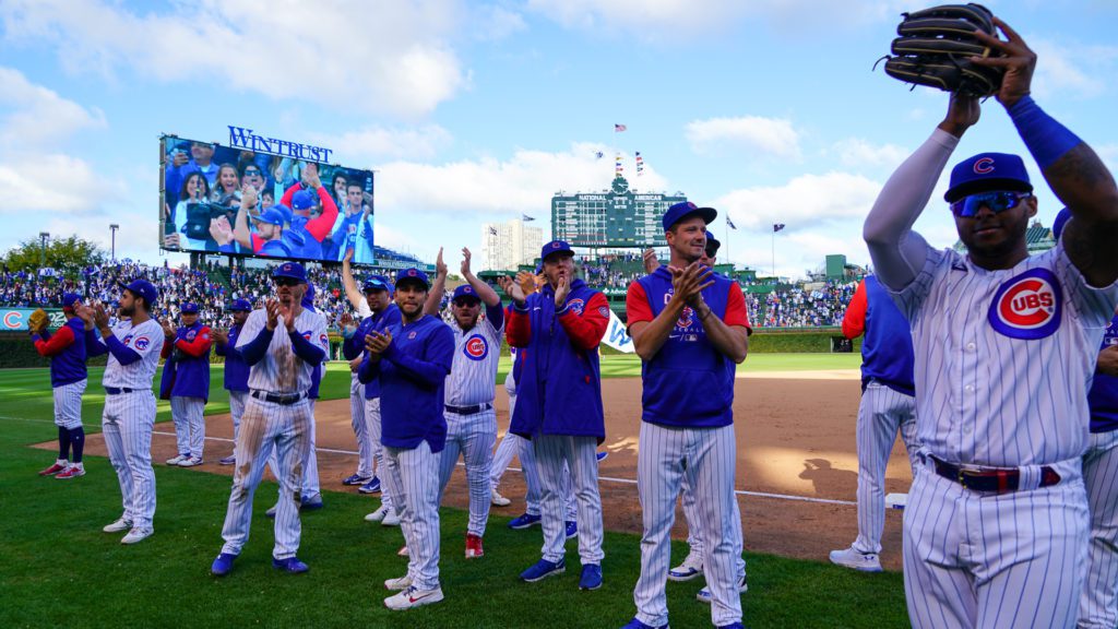 Cubs Clap To Fans