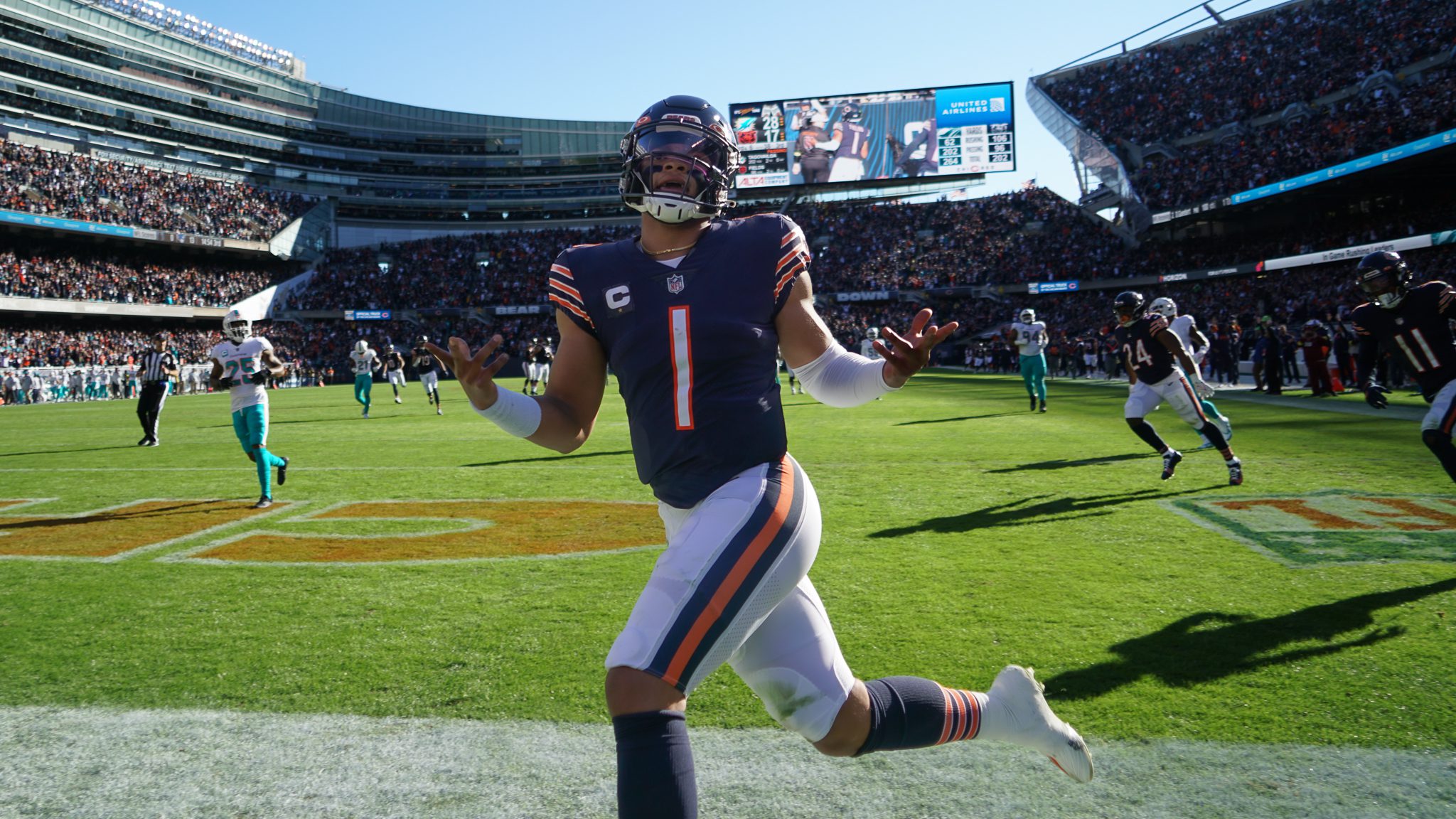 He thrives on that stuff': Bearing hopes of becoming franchise quarterback, Justin  Fields could find breakthrough in 2023 - Marquee Sports Network