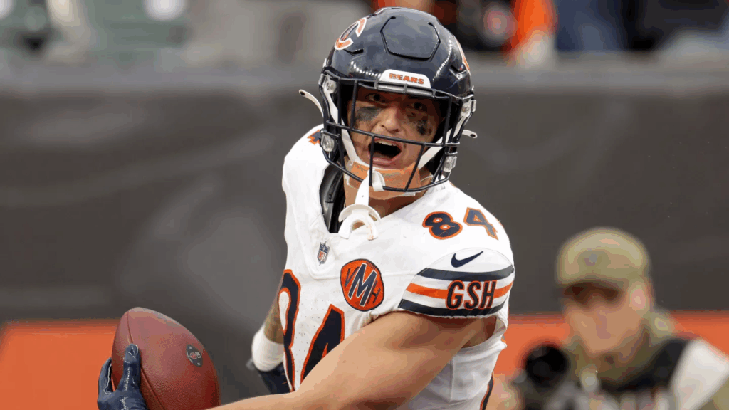 Colston Loveland Bears packers playoffs