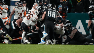 Nahshon Wright Bears Eagles tush push